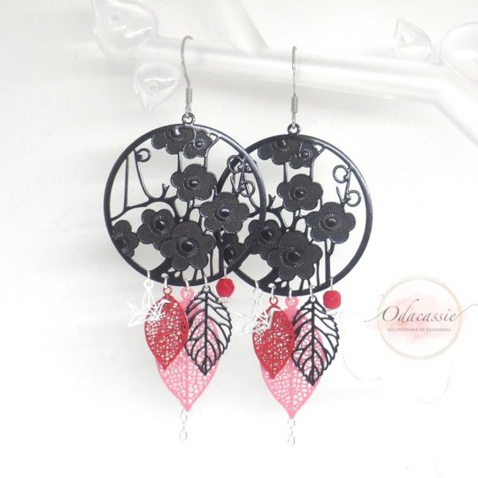 Boucles d'oreilles noir rouge rose argenté avec fines estampes fleurs feuilles et oiseaux origami perles en verre de Bohême crochets en acier inoxydable acier chirurgical bijou en édition limitée par Odacassie les créations de Cassandre bijoux et accessoires faits main bijoux poétiques bijoux bohèmes bijoux romantiques idée cadeu femme idée cadeau Noël idée cadeau fêtes de fin d'année