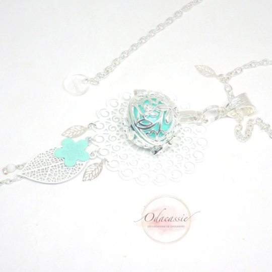 Bola de grossesse dreamcatcher blanc attrape-rêves cage fleurs feuilles perles argenté vert d'eau turquoise clair blanc bola de grossesse pièce unique par Odacassie les créations de Cassandre bijoux et accessoires faits main bijoux poétiques bijoux bohèmes bijoux romantiques cadeau idéal future maman cadeau idéal femme enceinte idée cadeau naissance