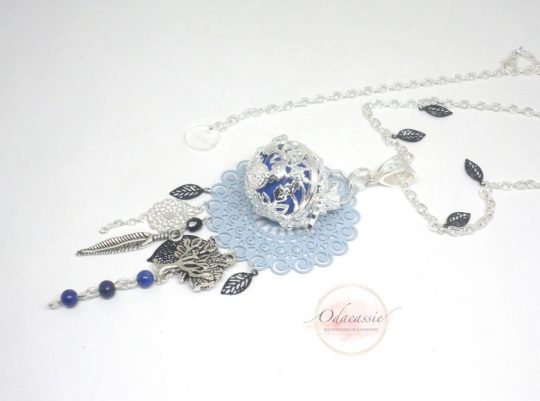 Bijou de grossesse papillon bola de grossesse pierres gemmes lapis-lazuli perles arbre de vie feuilles cage papillon avec strass bijou de grossesse pierres de gemmes pièce unique réalisée sur mesure personnalisée par Odacassie les créations de Cassandre bijoux et accessoires faits main bijoux poétiques bohèmes romantiques idée cadeau naissance idée cadeau future maman idée cadeau femme enceinte idée cadeau grossesse