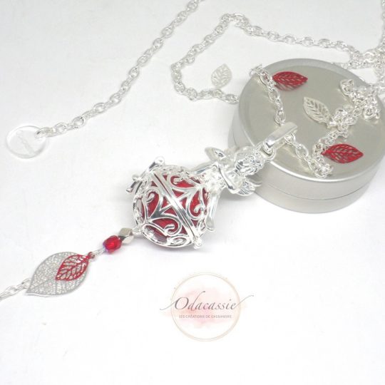 Bola de grossesse ange assis bille sonore rouge feuilles perles pièce unique bijou de grossesse fait main par Odacassie les créations de Cassandre bijoux et accessoires faits main bijoux poétiques bijoux bohèmes bijoux romantiques idée cadeau naissance idée cadeau grossesse idée cadeau femme enceinte idée cadeau future maman