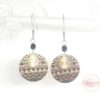 Boucles d'oreilles pailletées collection fêtes de fin d'année 2019 modèle n°1 doré noir crochets d'oreilles acier inoxydable édition limitée par Odacassie les créations de Cassandre bijoux et accessoires faits main bijoux poétiques bijoux bohèmes bijoux romantiques idée cadaeau femme idée cadeau femme Noël