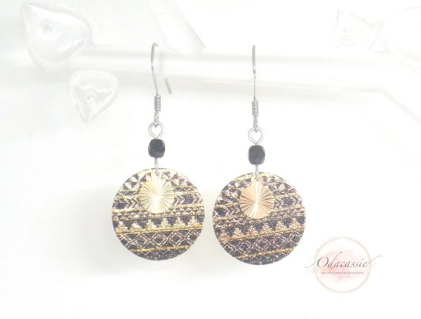 Boucles d'oreilles pailletées collection fêtes de fin d'année 2019 modèle n°1 doré noir crochets d'oreilles acier inoxydable édition limitée par Odacassie les créations de Cassandre bijoux et accessoires faits main bijoux poétiques bijoux bohèmes bijoux romantiques idée cadaeau femme idée cadeau femme Noël