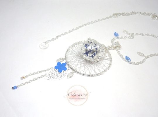 Bola de grossesse cage papillon et strass bille sonore bleu roi estampe fleur et feuilles perles en verre de Bohême structure attrape-rêves dreamcatcher bola de grossesse réalisé sur mesure personnalisé par Odacassie les Créations de Cassandre bijoux et accessoires faits main bijoux poétiques bijoux bohèmes bijoux romantiques idée cadeau grossesse idée cadeau naissance idée cadeau future maman idée cadeau femme enceinte