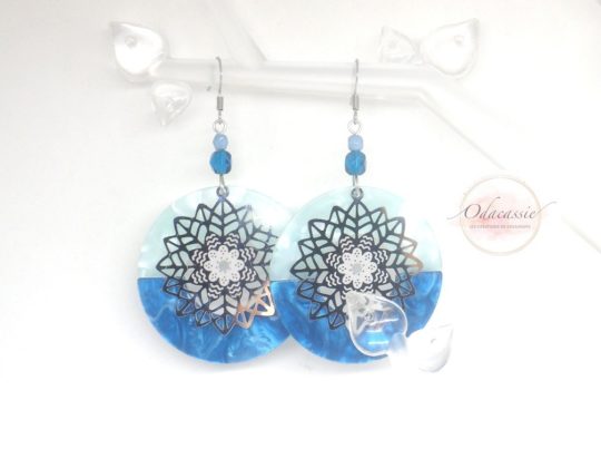 Boucles d'oreilles acétate de cellulose tons de bleu acier inoxydable perles en verre de Bohême boucles d'oreilles grand format édition très limitée par Odacassie les créations de Cassandre bijoux et accessoires faits main bijoux poétiques bijoux bohèmes bijoux romantiques idée cadeau femme idée cadeau noël