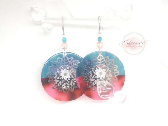 Boucles d'oreilles acétate de cellulose tons de bleu acier inoxydable perles en verre de Bohême boucles d'oreilles grand format édition très limitée par Odacassie les créations de Cassandre bijoux et accessoires faits main bijoux poétiques bijoux bohèmes bijoux romantiques idée cadeau femme idée cadeau noël