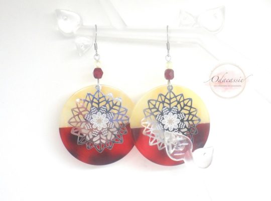 Boucles d'oreilles acétate de cellulose tons de bleu acier inoxydable perles en verre de Bohême boucles d'oreilles grand format édition très limitée par Odacassie les créations de Cassandre bijoux et accessoires faits main bijoux poétiques bijoux bohèmes bijoux romantiques idée cadeau femme idée cadeau noël