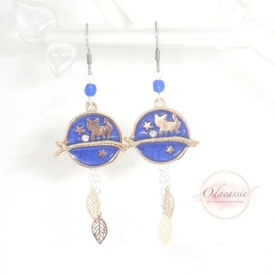Boucles d'oreilles chats bleu roi doré argenté estampes feuilles strass nacré perles en verre de Bohême crochets en acier inoxydable bijou en édition limitée par Odacassie les créations de Cassandre bijoux et accessoires faits main bijoux poétiques bijoux bohèmes bijoux romantiques idée cadeau femme