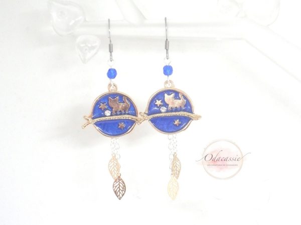 Boucles d'oreilles chats bleu roi doré argenté estampes feuilles strass nacré perles en verre de Bohême crochets en acier inoxydable bijou en édition limitée par Odacassie les créations de Cassandre bijoux et accessoires faits main bijoux poétiques bijoux bohèmes bijoux romantiques idée cadeau femme