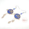 Boucles d'oreilles chats bleu roi doré argenté estampes feuilles strass nacré perles en verre de Bohême crochets en acier inoxydable bijou en édition limitée par Odacassie les créations de Cassandre bijoux et accessoires faits main bijoux poétiques bijoux bohèmes bijoux romantiques idée cadeau femme