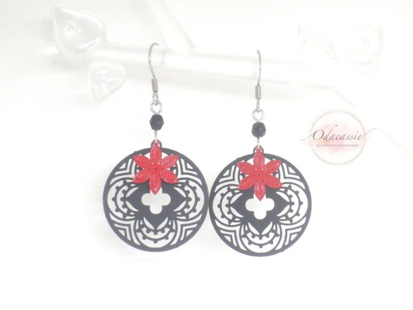 Duo mère fille boucles d'oreilles modèle n°1 adulte fines estampes rosaces et fleurs rouge et noir argenté acier inoxydable modèle enfant disponible en boutique bijou en édition limitée par Odacassie les créations de Cassandre bijoux et accessoires faits main bijoux faits main bijoux poétiques bijoux bohèmes bijoux romantiques idée cadeau femme idée cadeau mère fille