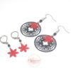 Duo mère fille boucles d'oreilles modèle n°1 adulte fines estampes rosaces et fleurs rouge et noir argenté acier inoxydable modèle enfant disponible en boutique bijou en édition limitée par Odacassie les créations de Cassandre bijoux et accessoires faits main bijoux faits main bijoux poétiques bijoux bohèmes bijoux romantiques idée cadeau femme idée cadeau mère fille