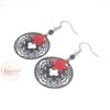 Duo mère fille boucles d'oreilles modèle n°1 adulte fines estampes rosaces et fleurs rouge et noir argenté acier inoxydable modèle enfant disponible en boutique bijou en édition limitée par Odacassie les créations de Cassandre bijoux et accessoires faits main bijoux faits main bijoux poétiques bijoux bohèmes bijoux romantiques idée cadeau femme idée cadeau mère fille