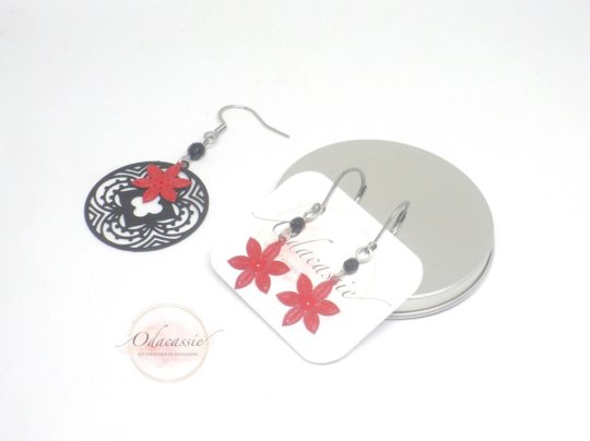 Duo mère fille boucles d'oreilles modèle n°2 enfant fines estampes fleurs rouge et noir argenté dormeuses acier inoxydable modèle adulte disponible en boutique bijou en édition limitée par Odacassie les créations de Cassandre bijoux et accessoires faits main bijoux faits main bijoux poétiques bijoux bohèmes bijoux romantiques idée cadeau femme idée cadeau mère fille