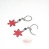 Duo mère fille boucles d'oreilles modèle n°2 enfant fines estampes fleurs rouge et noir argenté dormeuses acier inoxydable modèle adulte disponible en boutique bijou en édition limitée par Odacassie les créations de Cassandre bijoux et accessoires faits main bijoux faits main bijoux poétiques bijoux bohèmes bijoux romantiques idée cadeau femme idée cadeau mère fille