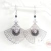 Boucles d'oreilles chandeliers en lation couleur dorée ou argentée rhodiée crochets en acier inoxydable modèle au choix fines estampes perles en verre de Bohême boucles d'oreilles soirée mariage par Odacassie les créations de Cassandre bijoux et accessoires faits main bijoux poétiques bijoux bohèmes bijoux romantiques idée cadeau femme