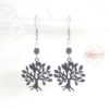 Boucles d'oreilles arbres de vie noir argenté fines estampes et perles en verre de Bohême arbre de vie symbole d'amour et de protection bijou en édition limitée par Odacassie les créations de Cassandre bijoux et accessoires faits main bijoux poétiques bijoux bohèmes bijoux romantiques idée cadeau femme