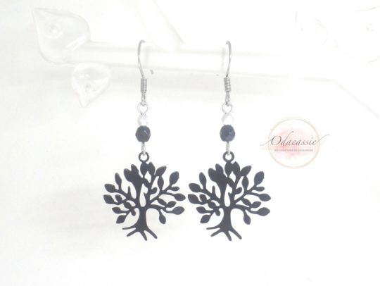 Boucles d'oreilles arbres de vie noir argenté fines estampes et perles en verre de Bohême arbre de vie symbole d'amour et de protection bijou en édition limitée par Odacassie les créations de Cassandre bijoux et accessoires faits main bijoux poétiques bijoux bohèmes bijoux romantiques idée cadeau femme