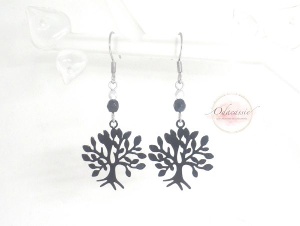 Boucles d'oreilles arbres de vie noir argenté fines estampes et perles en verre de Bohême arbre de vie symbole d'amour et de protection bijou en édition limitée par Odacassie les créations de Cassandre bijoux et accessoires faits main bijoux poétiques bijoux bohèmes bijoux romantiques idée cadeau femme