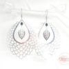 Boucles d'oreilles au choix doré blanc argenté noir avec grandes estampes gouttes esprit dentelle sequins feuilles perles grandes estampes crochets en acier inoxydable par Odacassie les créations de Cassandre bijoux et accessoires faits main bijoux poétiques bijoux bohèmes bijoux romantiques idée cadeau femme idée cadeau anniversaire idée cadeau saint valentin