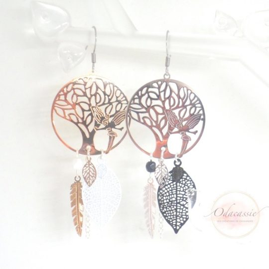 Boucles d'oreilles fées doré ou argenté au choix fines estampes arbres et fées plumes feuilles perles esprit attrape-rêves acier inoxydable blanc noir par Odacassie les créations de Cassandre bijoux et accessoires faits main bijoux poétiques bijoux bohèmes bijoux romantiques