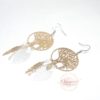 Boucles d'oreilles fées doré ou argenté au choix fines estampes arbres et fées plumes feuilles perles esprit attrape-rêves acier inoxydable blanc noir par Odacassie les créations de Cassandre bijoux et accessoires faits main bijoux poétiques bijoux bohèmes bijoux romantiques