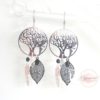 Boucles d'oreilles fées doré ou argenté au choix fines estampes arbres et fées plumes feuilles perles esprit attrape-rêves acier inoxydable blanc noir par Odacassie les créations de Cassandre bijoux et accessoires faits main bijoux poétiques bijoux bohèmes bijoux romantiques