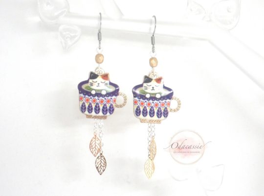 Boucles d'oreilles chats endormis dans des tasses feuilles perles multicolore doré blanc acier inoxydable bijou en édition limitée par Odacassie les créations de Cassandre bijoux et accessoires faits main bijoux poétiques bijoux bohèmes bijoux romantiques idée cadeau femme