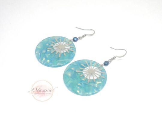 Boucles d'oreilles acétate bleu pâle et blanc nacré irisé boucles en acétate de cellulose estampes soleil crochets acier inoxydable perles en verre de Bohême boucles d'oreilles édition très limitée par Odacassie les créations de Cassandre bijoux et accessoires faits main bijoux poétiques bijoux bohèmes bijoux romantiques idée cadeau femme idée cadeau noël idée cadeau saint valentin