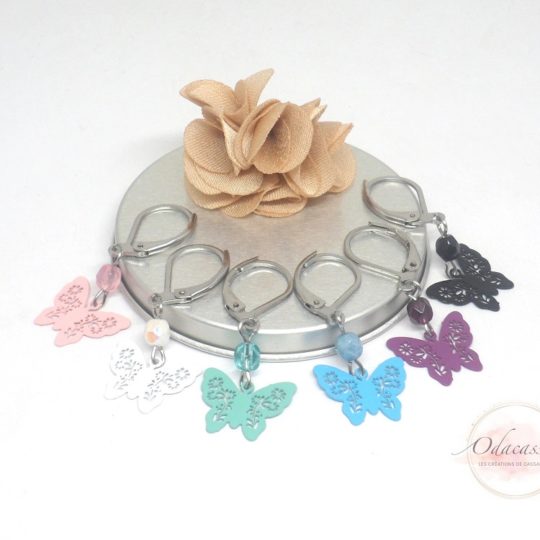 Boucles d'oreilles papillons enfant estampes perles couleur au choix dormeuses en acier inoxydable acier chirurgical antiallergène antiallergie hypoallergénique par Odacassie les créations de Cassandre bijoux et accessoires faits main bijoux poétiques bijoux bohèmes bijoux romantiques idée cadeau petite fille idée cadeau fillette idée cadeau enfant bijou enfant