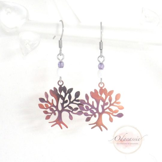 Boucles d'oreilles arbres de vie rose gold argenté blanc irisé et violet fines estampes et perles en verre de Bohême arbre de vie symbole d'amour et de protection bijou en édition limitée par Odacassie les créations de Cassandre bijoux et accessoires faits main bijoux poétiques bijoux bohèmes bijoux romantiques idée cadeau femme