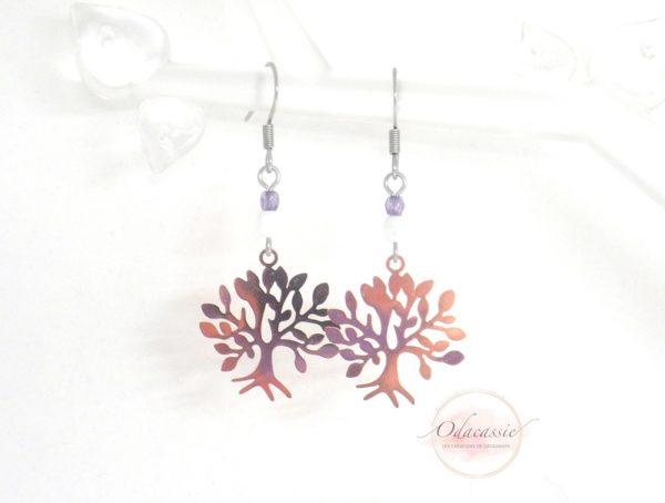 Boucles d'oreilles arbres de vie rose gold argenté blanc irisé et violet fines estampes et perles en verre de Bohême arbre de vie symbole d'amour et de protection bijou en édition limitée par Odacassie les créations de Cassandre bijoux et accessoires faits main bijoux poétiques bijoux bohèmes bijoux romantiques idée cadeau femme