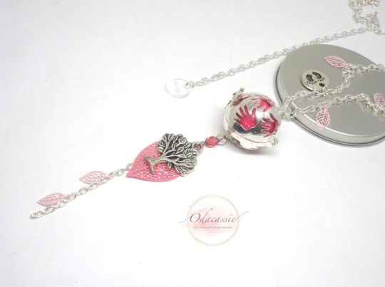 Bola de grossesse girly teintes de rose et argenté arbre de vie cage argentée petites mains feuilles rose pâle estampes petits pieds argentés pièce unique bijou de grossesse personnalisé sur mesure par Odacassie les créations de Cassandre bijoux et accessoires faits main bijoux poétiques bijoux bohèmes bijoux romantiques idée cadeau naissance idée cadeau grossesse idée cadeau future maman