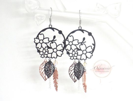 Boucles d'oreilles fleurs noires plumes feuilles or rose rose gold perles en verre de Bohême estampes crochets acier inoxydable acier chirurgical bijou en édition très limitée par Odacassie les créations de Cassandre bijoux et accessoires faits main bijoux poétiques bijoux bohèmes bijoux romantiques idée cadeau femme idée cadeau Saint Valentin