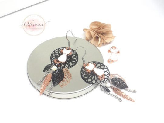 Boucles d'oreilles chats dreamcatcher attrape-rêves estampes rosaces feuilles plumes perles en verre de Bohême acier inoyxdable acier chirurgical bijou en édition très limitée par Odacassie les créations de Cassandre bijoux et accessoires faits main bijoux poétiques bijoux bohèmes bijoux romantiques idée cadeau femme idée cadeau saint valentin idée cadeau fête des mères