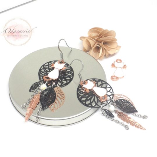Boucles d'oreilles chats dreamcatcher attrape-rêves estampes rosaces feuilles plumes perles en verre de Bohême acier inoyxdable acier chirurgical bijou en édition très limitée par Odacassie les créations de Cassandre bijoux et accessoires faits main bijoux poétiques bijoux bohèmes bijoux romantiques idée cadeau femme idée cadeau saint valentin idée cadeau fête des mères