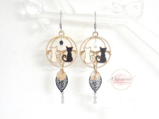 Boucles d'oreilles duo de chats doré argenté noir blanc sequins striés estampes feuilles noires perles en verre de Bohême crochets acier inoxydable bijou en édition très limitée fait main par Odacassie les créations de Cassandre bijoux et accessoires faits main bijoux poétiques bijoux bohèmes bijoux romantiques idée cadeau femme