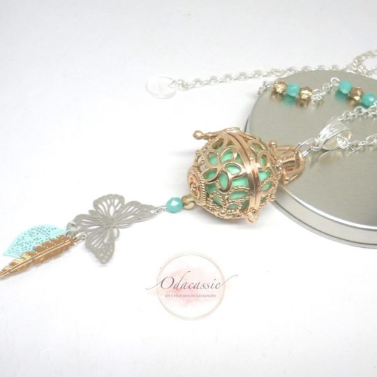 Bola musical papillon avec cage fleurs de tiaré plume feuilles et perles bola de grossesse argenté doré vert d'eau et turquoise clair par Odacassie les créations de Cassandre bijoux et accessoires faits main bijoux poétiques bijoux bohèmes bijoux romantiques idée cadeau femme enceinte idée cadeau naissance idée cadeau grossesse idée cadeau future maman