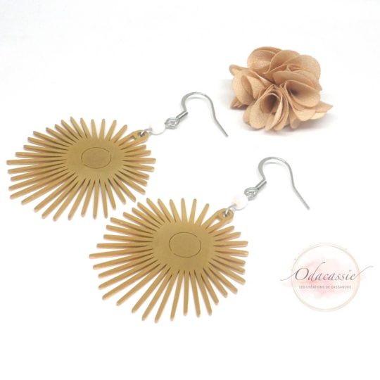 Boucles d'oreilles soleils stylisés en acier inoxydable placage doré et perles en verre Bohême blanc reflets irisés crochets d'oreilles en acier inoxydable argenté bijou en édition très limitée par Odacassie les créations de Cassandre bijoux et accessoires faits main bijoux poétiques bijoux bohèmes bijoux romantiques idée cadeau femme idée cadeau fête des mères