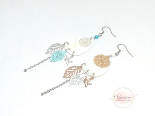 Boucles d'oreilles nacre blanche naturelle gouttes estampes feuilles oiseaux origami et arabesques perles en verre de Bohême coloris au choix or rose et blanc ou argenté vert d'eau et vert émeraude crochets d'oreilles chaîne et apprêts en acier inoxydable bijou édition très limitée par Odacassie les créations de Cassandre bijoux et accessoires faits main bijoux poétiques bijoux bohèmes bijoux romantiques idée cadeau femme idée cadeau fête des mères