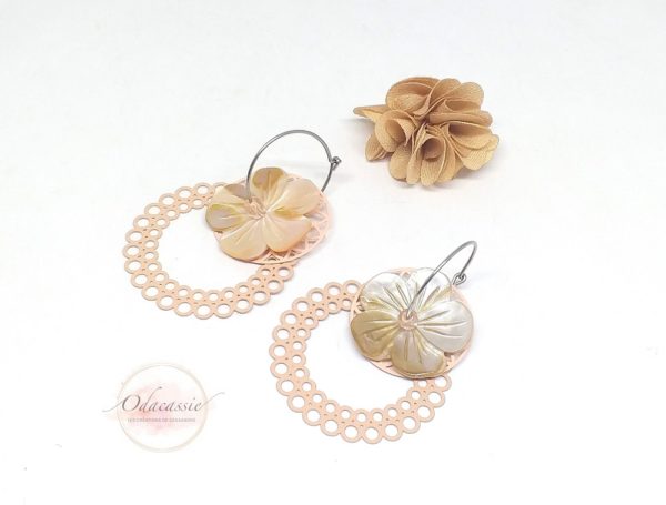 Créoles nacre naturelle avec fleurs en nacre estampes rosaces et perles en verre de Bohême anneaux créoles en acier inoxydable boucles d'oreilles beige et rose pâle pièce unique par Odacassie les créations de Cassandre bijoux et acessoires faits main bijoux poétiques bijoux bohèmes bijoux romantiques mariage bijou mariage romantique bijou mariage bohème idée cadeau femme