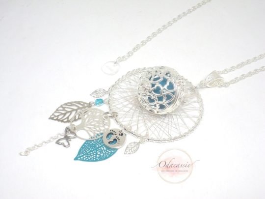 Bola de grossesse bleu canard vert émeraude argenté avec cage coeurs petit papillon en acier inoxydable breloque petits pieds estampe arbre de vie et feuilles perle pièce unique par Odacassie les créations de Cassandre bijoux et accessoires faits main bijoux bohèmes bijoux romantiques bijoux poétiques idée cadeau naissance idée cadeau future maman idée cadeau future maman idée cadeau grossesse