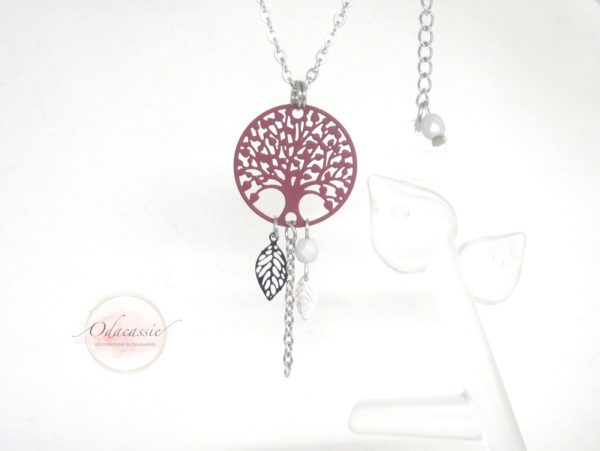 Collier arbre de vie lie de vin bordeaux gris perlé noir collier mi-long avec estampes arbres de vie et feuilles pendentifs feuilles et perles en verre de Bohême bijou en acier inoxydable acier chirurgical édition très limitée par Odacassie les créations de Cassandre bijoux et accessoires faits main bijoux poétiques bijoux bohèmes bijoux romantiques idée cadeau femme idée cadeau fête des mères