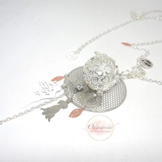 Bijou de grossesse fée chien papillon feuilles petits pieds petit noeud perles en verre de Bohême blanc argenté or rose rose gold bola de grossesse esprit attrape-rêves pièce unique sur mesure par Odacassie les créations de Cassandre bijoux et accessoires faits main bijoux poétiques bijoux bohèmes bijoux romantiques idée cadeau naissance idée cadeau grossesse idée cadeau future maman idée cadeau femme enceinte