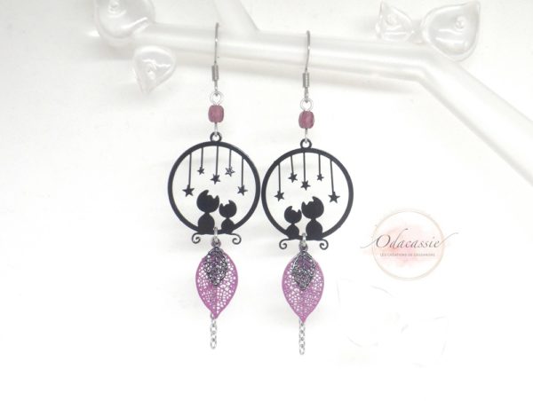 Boucles d'oreilles chats sous les étoiles noir violet fines estampes feuilles perles en verre de Bohême acier inoxydable bijou édition limitée par Odacassie les créations de Cassandre bijoux et accessoires faits main bijoux poétiques bijoux bohèmes bijoux romantiques idée cadeau femme