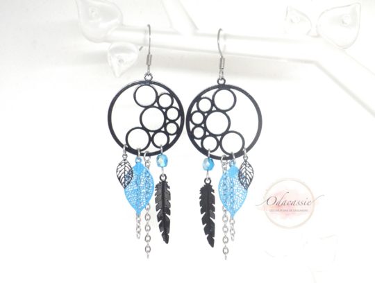 Boucles d'oreilles cercles ronds formes géométriques dans les tons argenté noir et bleu turquoise avec fines estampes feuilles et plumes perles en verre de bohême boucles d'oreilles attrape-rêves dreamcatcher modernes originales acier inoxydable par Odacassie les créations de Cassandre bijoux et accessoires faits main bijoux poétiques bijoux bohèmes bijoux romantiques