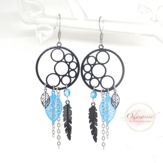 Boucles d'oreilles cercles ronds formes géométriques dans les tons argenté noir et bleu turquoise avec fines estampes feuilles et plumes perles en verre de bohême boucles d'oreilles attrape-rêves dreamcatcher modernes originales acier inoxydable par Odacassie les créations de Cassandre bijoux et accessoires faits main bijoux poétiques bijoux bohèmes bijoux romantiques