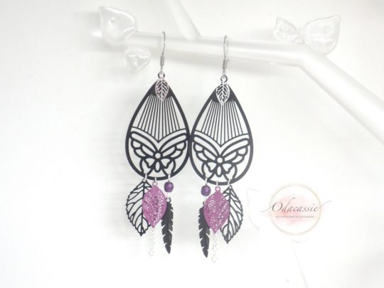 Boucles d'oreilles papillons noirs estampes feuilles et plumes violet argenté perles en verre de Bohême boucles d'oreilles esprit attrape-rêves dreamcatcher par Odacassie les créations de Cassandre bijoux et accessoires faits main bijoux poétiques bijoux bohèmes bijoux romantiques idée cadeau femme