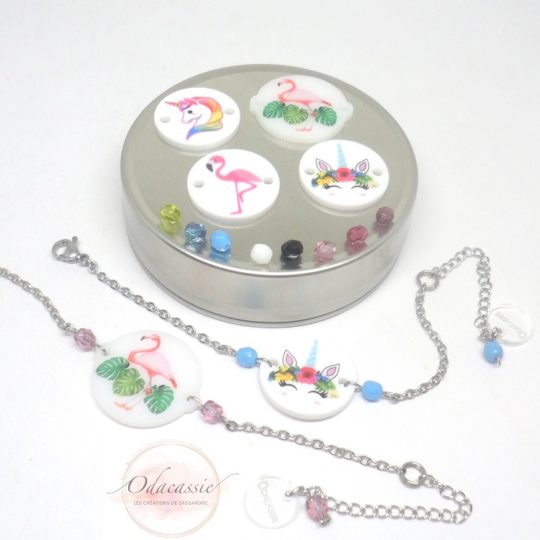 Bracelet licorne ou flamant rose taille enfant ou taille adulte motif plexiglass et perles au choix chaîne et apprêts en acier inoxydable collection estivale par Odacassie les créations de Cassandre bijoux et accessoires faits main bijoux poétiques bijoux bohèmes bijoux romantiques