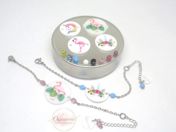 Bracelet licorne ou flamant rose taille enfant ou taille adulte motif plexiglass et perles au choix chaîne et apprêts en acier inoxydable collection estivale par Odacassie les créations de Cassandre bijoux et accessoires faits main bijoux poétiques bijoux bohèmes bijoux romantiques