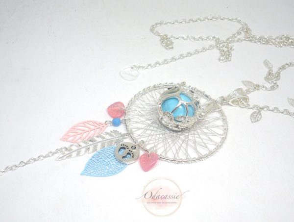 Bola de grossesse arbre de vie argenté rose bleu clair avec estampes feuilles et plume perle en verre de Bohême breloque petits pieds cage arbre de vie et strass bola de grossesse sur mesure par Odacassie les créations de Cassandre bijoux et accessoires faits main bijoux poétiques bijoux bohèmes bijoux romantiques idée cadeau future maman idée cadeau naissance idée cadeau grossesse